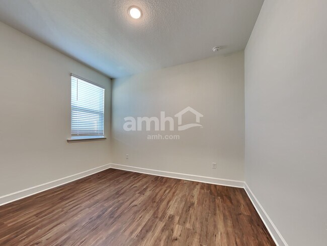 Building Photo - 914 Tan Tara Trl