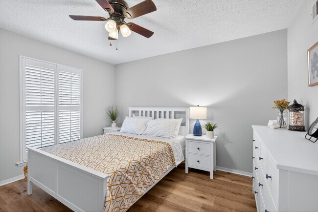 Building Photo - 5 Dorchester Ct