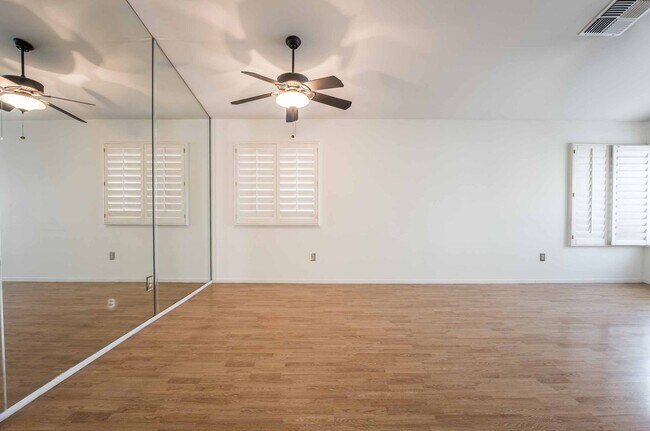 Building Photo - Stunning 3 Bedroom home!