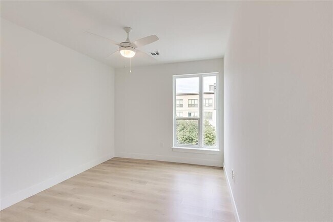 Building Photo - 1701 Simond Ave Ave