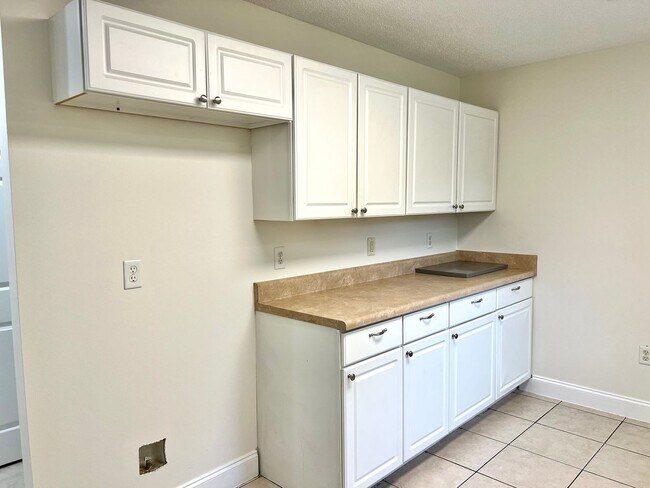 Building Photo - Central Crestview Location