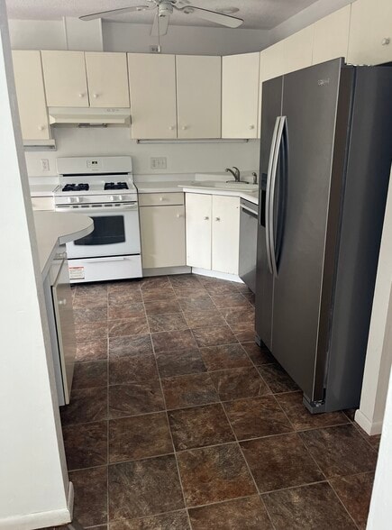 Kitchen - 813 Stein Ct