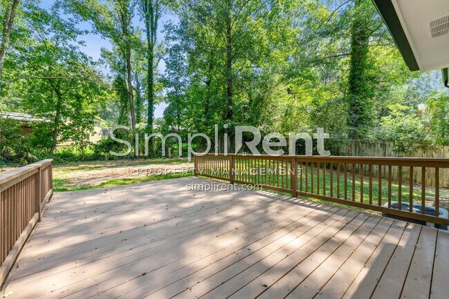 Building Photo - Newly Renovated 4/2.5 Home For Rent / First Month Free!