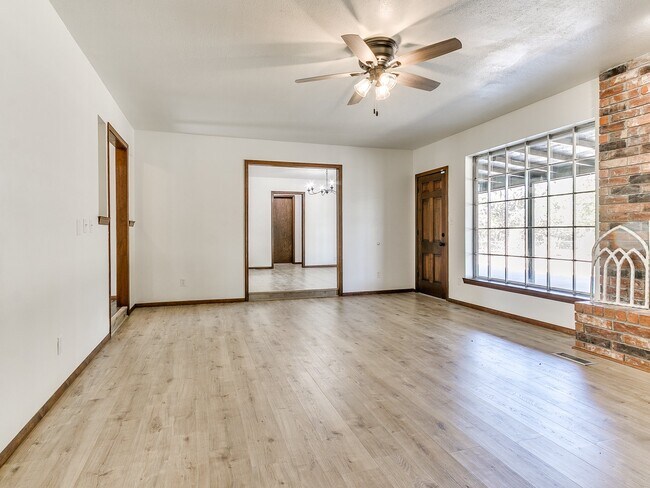 Building Photo - Clador