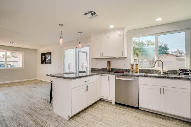Building Photo - 1804 W Nopal Dr
