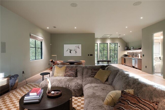 Building Photo - 725 Rocky Point Dr