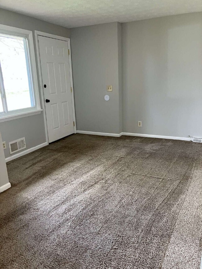 Building Photo - Available May 1!  Spacious 3 BR, 1.5 Bath in East Rochester