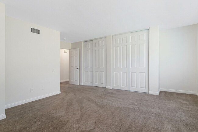 Building Photo - Beautiful & Large Home in Quiet Gatewood Hills - Private Backyard - 2-Car Garage