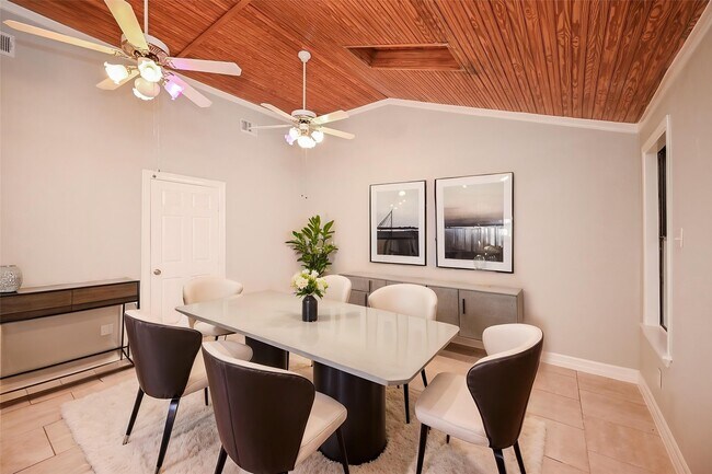 Building Photo - 15723 Creekhaven Dr