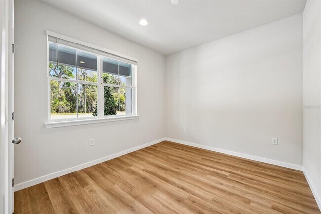 Building Photo - 536 E Beresford Ave