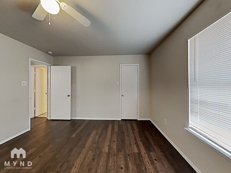 Building Photo - 314 Queens Ct N