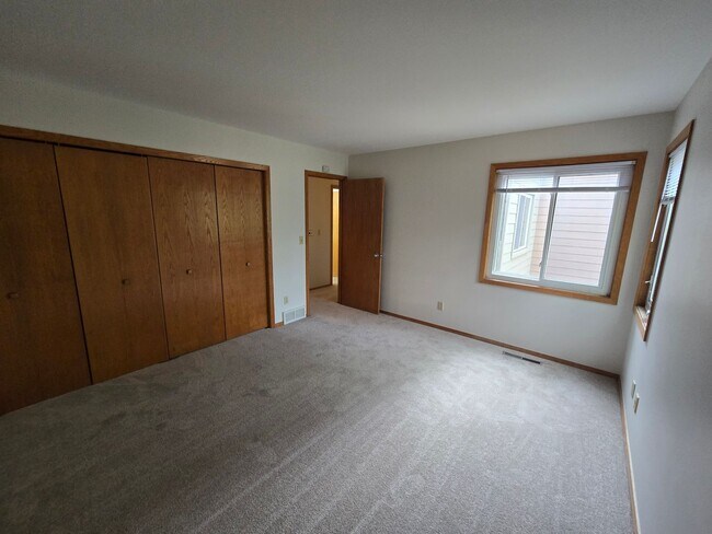 Building Photo - Super Clean and Private!