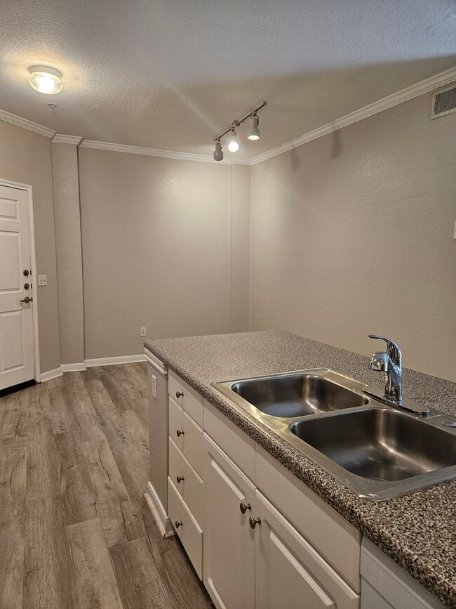 Building Photo - Beautiful Downtown Condo 2/2 Courtyard View FREE WATER/SEWER