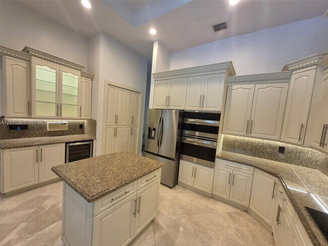 Building Photo - 7625 SW 75th Ave