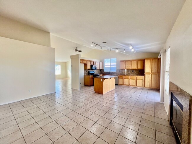 Building Photo - AVAILBLE NOW!! LOVELY 3-bedroom 2 bath Home in Indio!