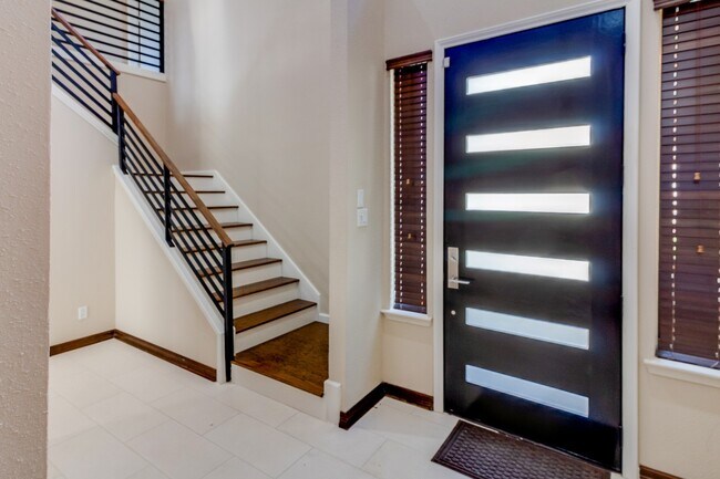 Building Photo - 1112 Bering Dr