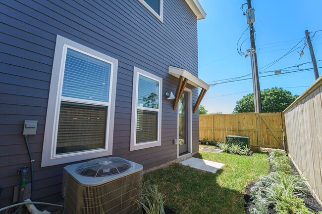 Building Photo - 864 Paul Quinn St