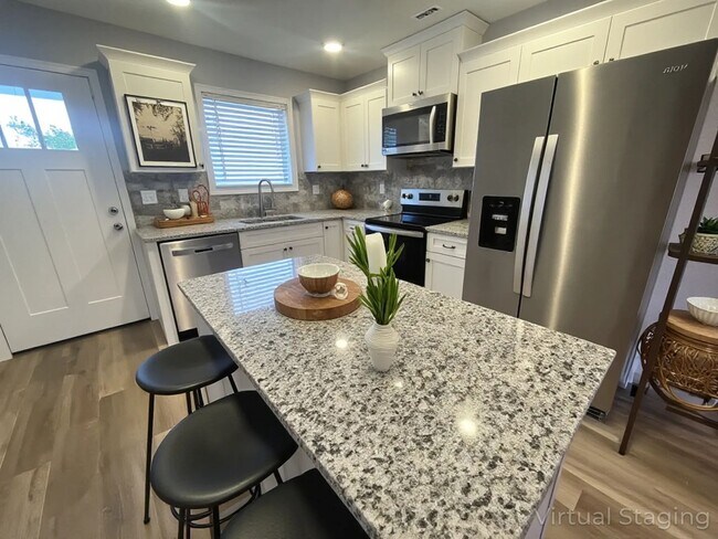 Building Photo - Luxury Lake Living Starts Here – Newer 2 Bed, 2 Bath House in Kimberling City- Year Round Vacatio...