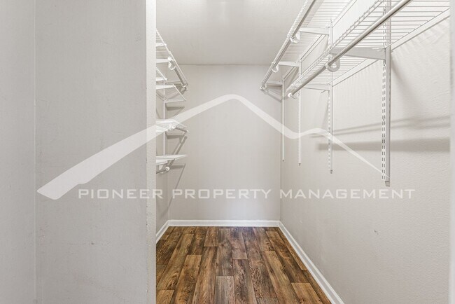Building Photo - Spacious Condo with Washer/Dryer and Central AC