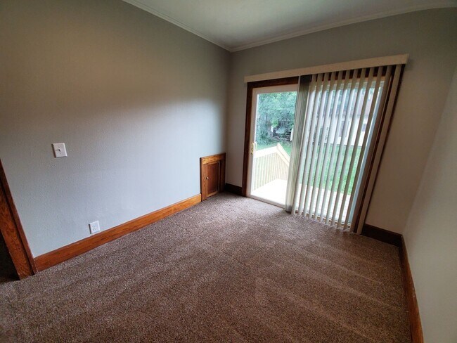 Building Photo - Large 3 Bedroom Home near Iowa State Fairgrounds!