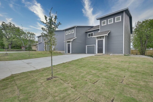 Building Photo - Spacious Duplex Living in Fort Worth, TX