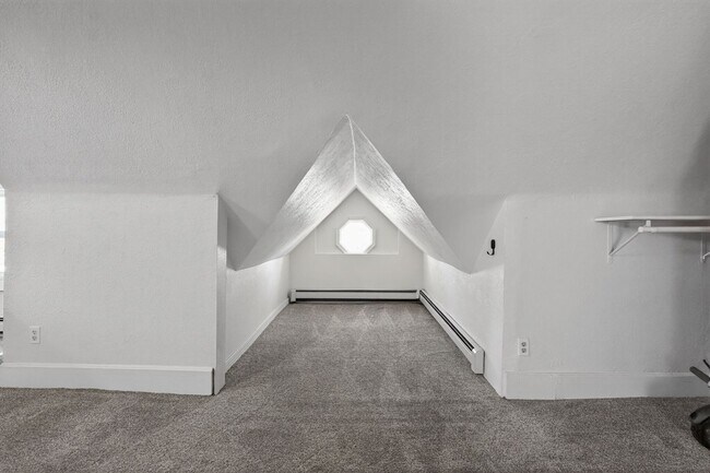 Building Photo - Charming 1-Bedroom Attic Apartment in the Heart of City Park West