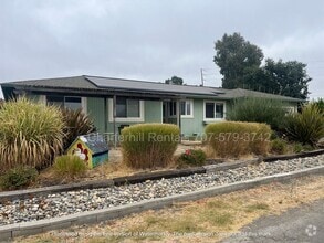 Building Photo - Lovely home on large lot down a private la...