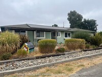 Building Photo - Lovely home on large lot and on a private ...