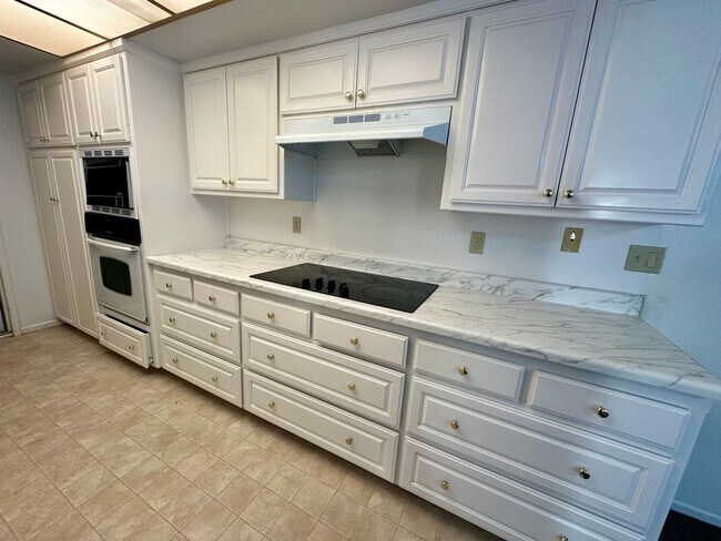 Building Photo - Lovely 3 Bedroom Townhome!