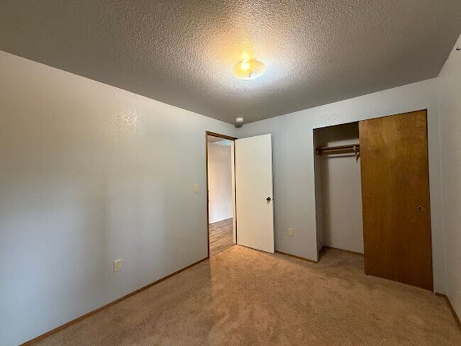 Building Photo - Spacious living with city access 3 bed 2 bath rambler!