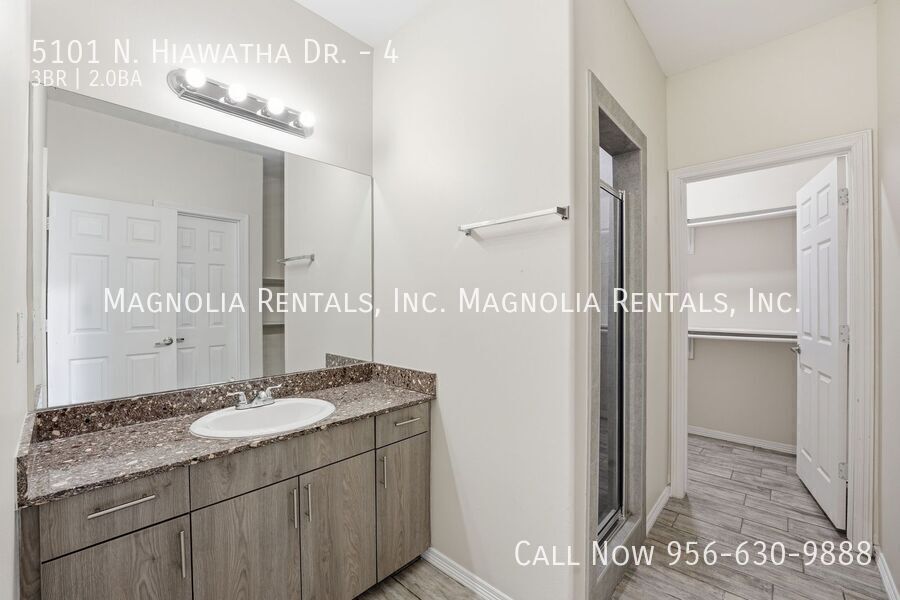 Building Photo - 5101 N Hiawatha Dr