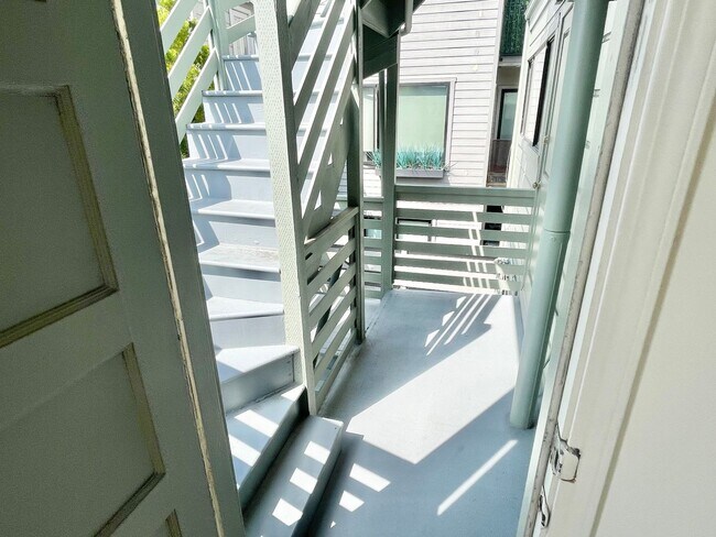 Building Photo - Spacious Studio in the heart of Pacific Heights!  Bonus room!  Laundry! PROGRESSIVE