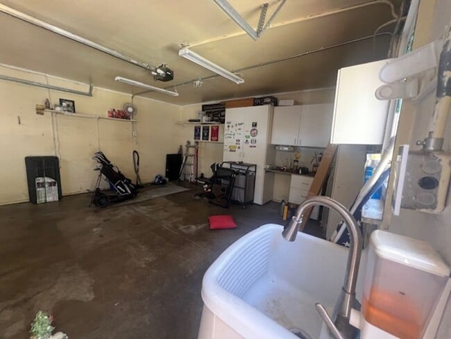 Building Photo - Charming 3 Bedroom 2 Bathroom, Long Beach Home for Lease!