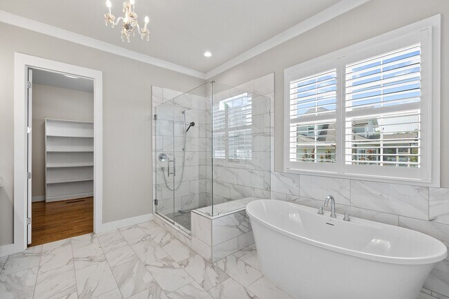 Building Photo - **Luxury 4/4 with Fenced in Yard**