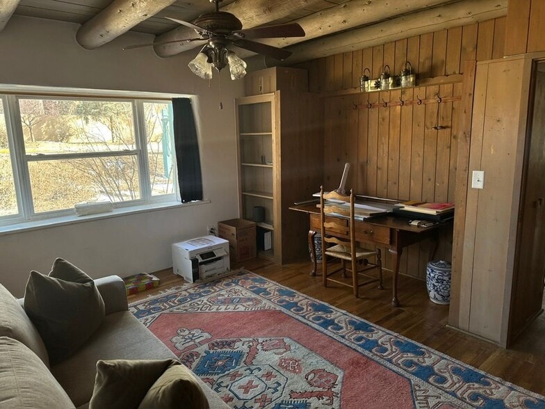 Building Photo - 332 Kit Carson Rd