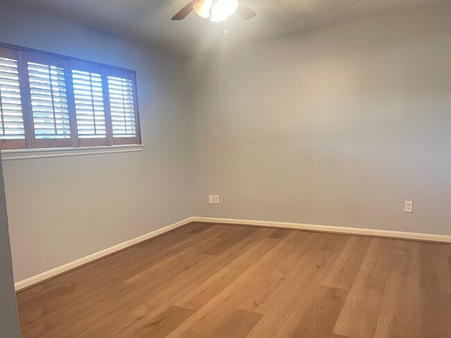 Building Photo - 11310 Meadow Lake Dr