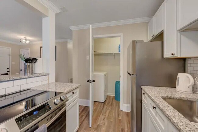 Building Photo - 2201 1/2 Summit Street-SI ID1388443P