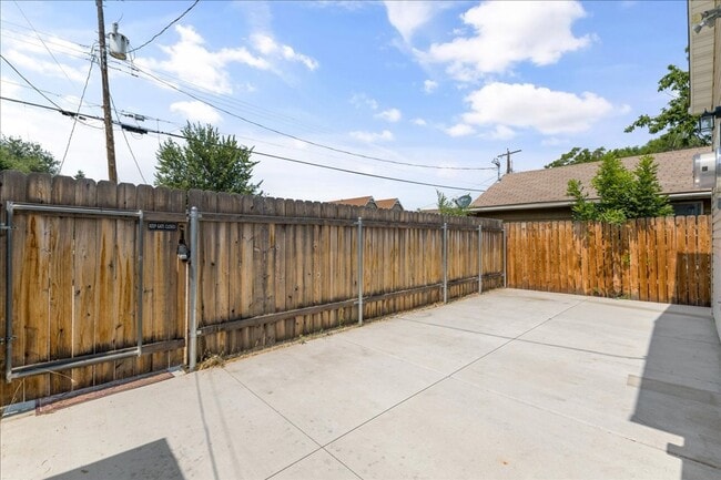 Building Photo - Remodeled 5 Bedroom Home Close to Boise St...