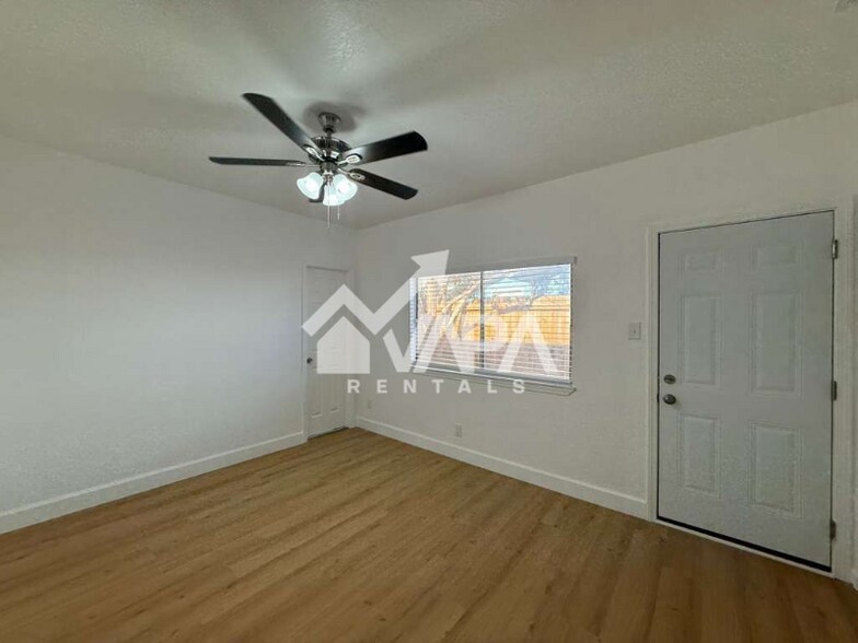 Building Photo - 115 Maurine Dr