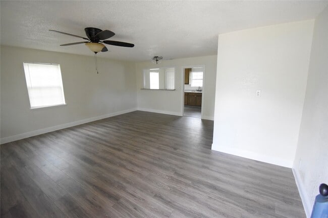 Building Photo - 6229 Clover Ridge St