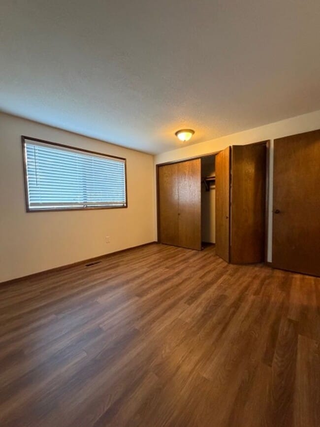 Building Photo - MIN912