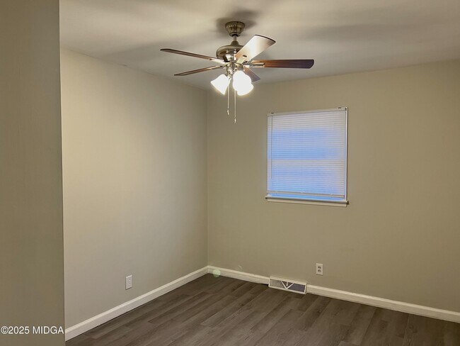 Building Photo - 4075 Meadowbrook Dr