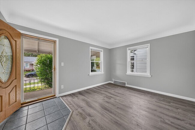 Building Photo - Charming 3-Bedroom Bungalow for Rent in Lincoln Park