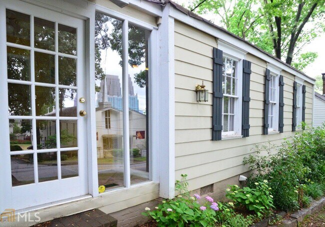 Building Photo - 433 Deering Rd NW