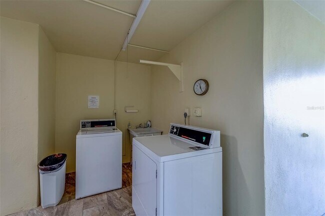 Building Photo - 4575 Cove Cir