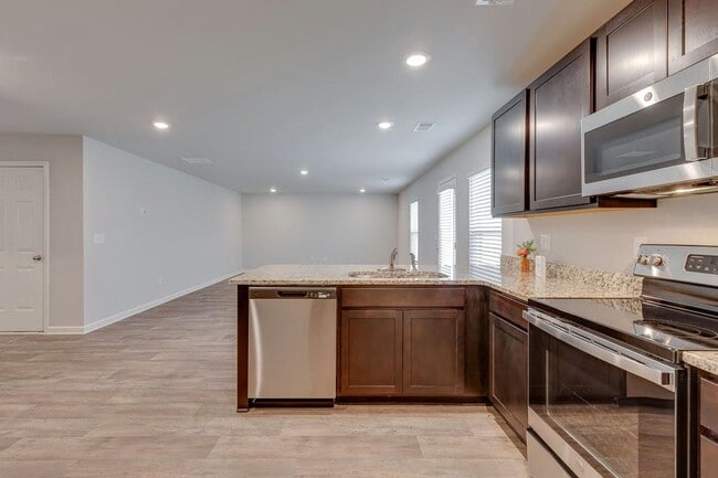 Building Photo - Spacious 5-Bedroom Home in Southgrove – Move-In Ready!
