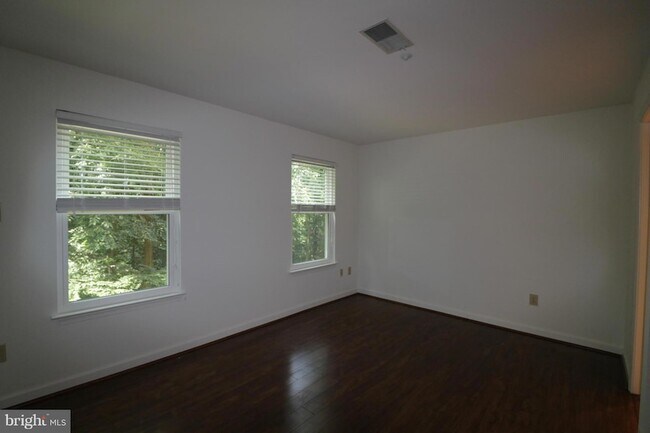Building Photo - 3301 Sir Thomas Dr