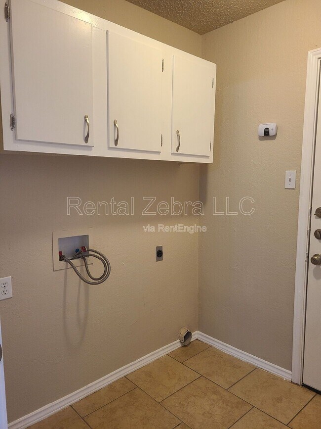 Building Photo - 7605 Misty Ridge Dr N
