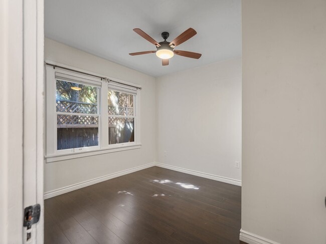 Building Photo - 2624 E 8th St