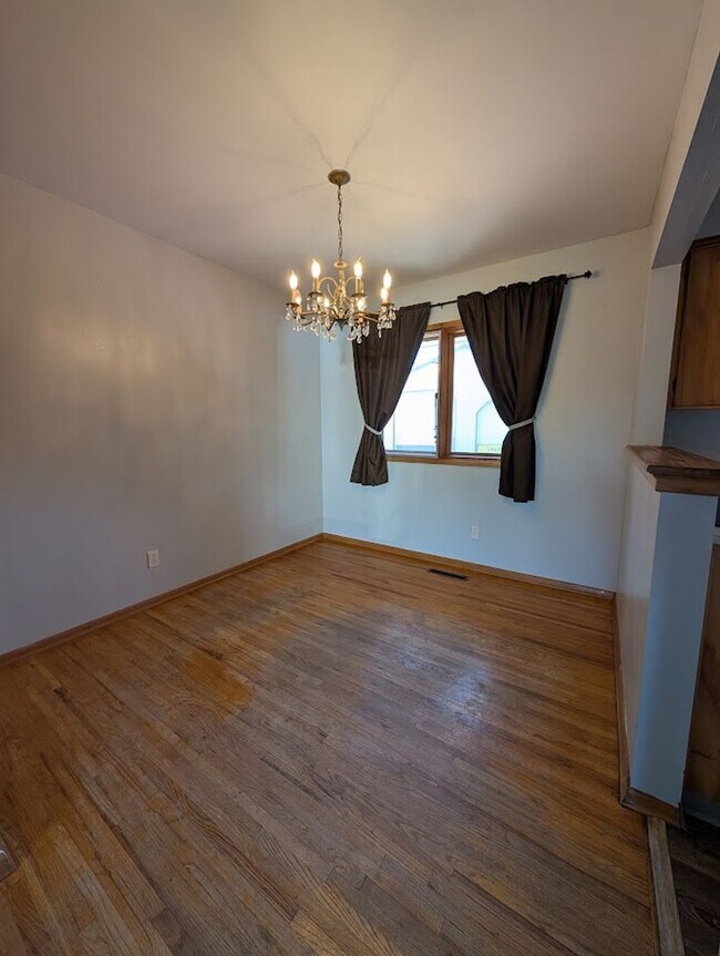 Building Photo - Charming 3 bedroom 1.5 bath Orchards house